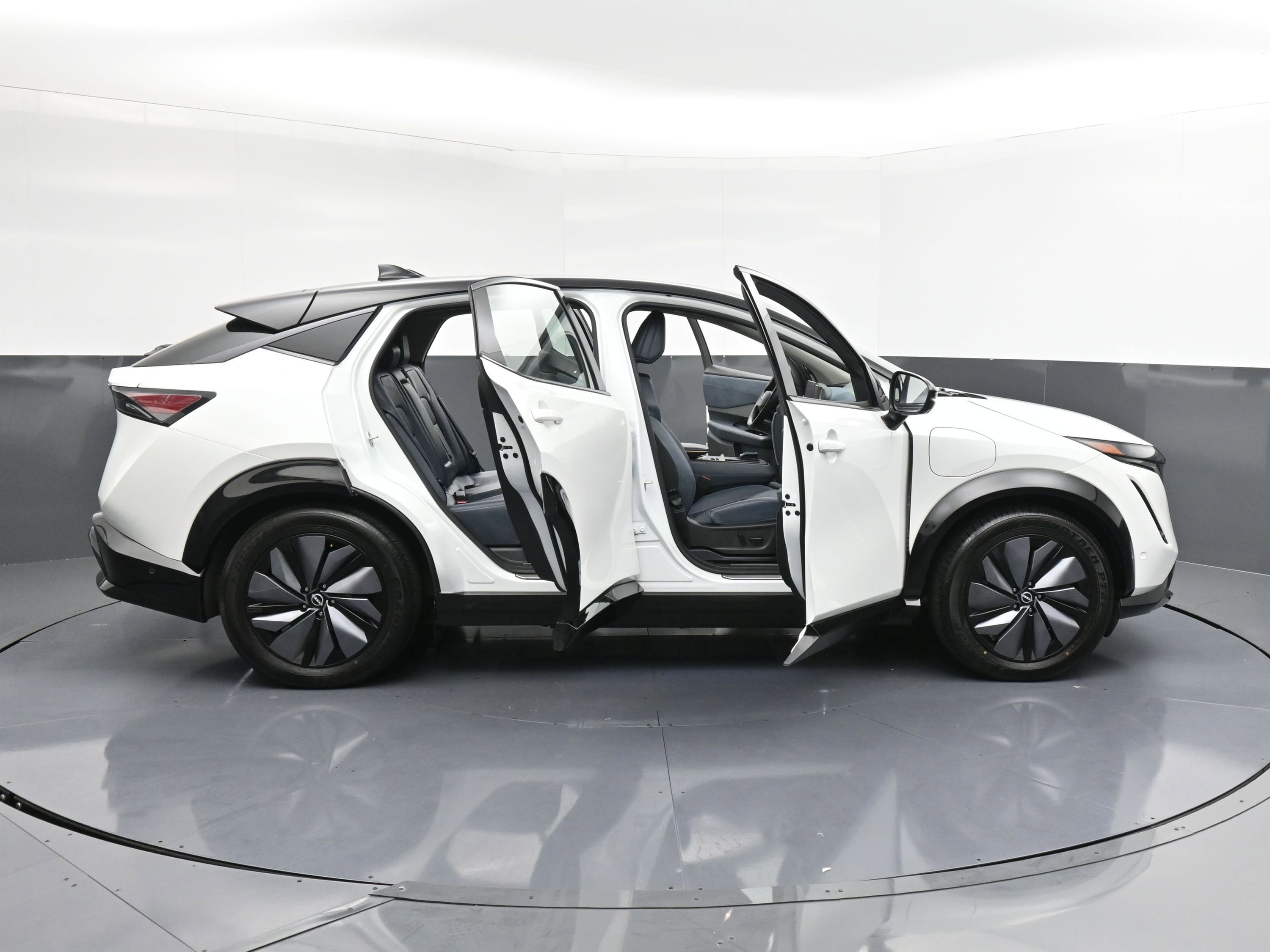 Used 2023 Nissan Ariya image 38