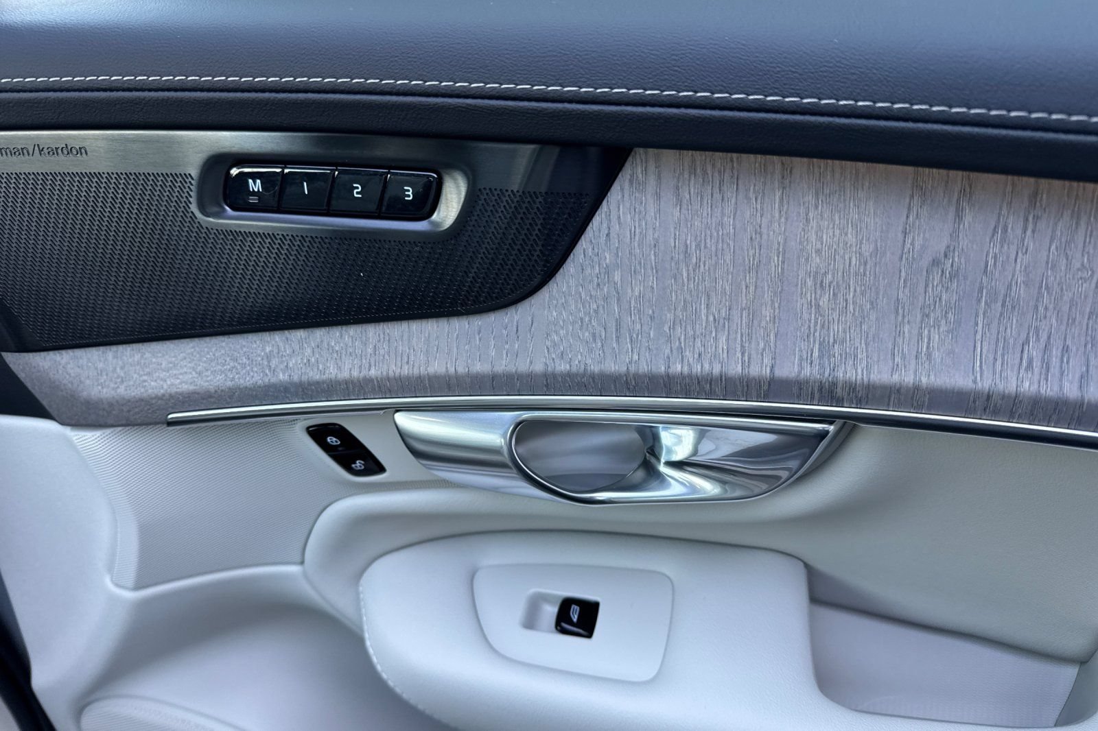 Certified 2026 Volvo XC90 T8 Ultra w/ Protection Package Premier AWD/4WD image 19