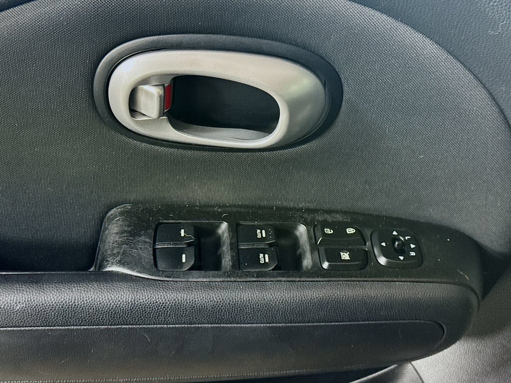 Used 2014 Kia Soul + FWD image 19