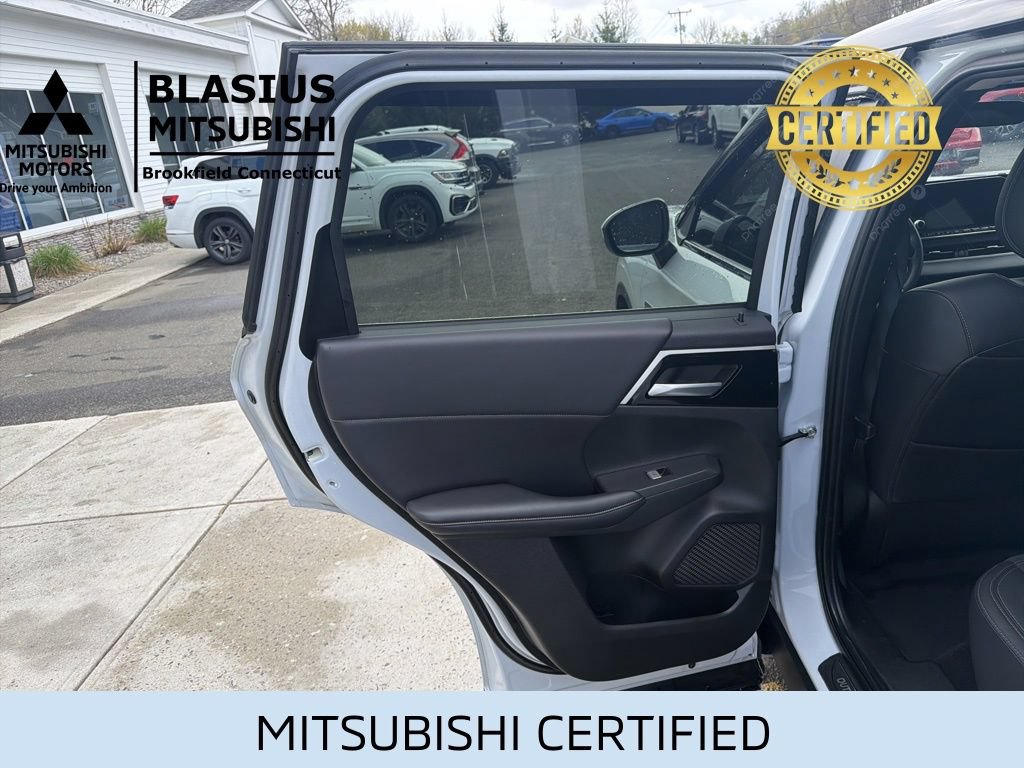 Used 2023 Mitsubishi Outlander 4WD Plug-In Hybrid image 32