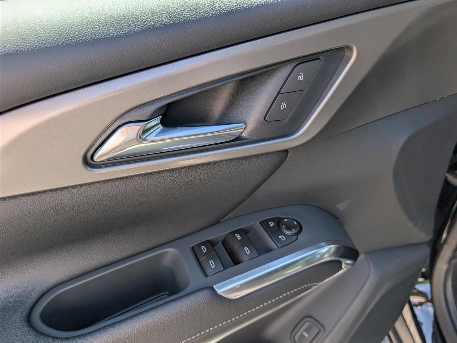 New 2027 Chevrolet Traverse LT w/ Midnight/Sport Edition FWD image 17