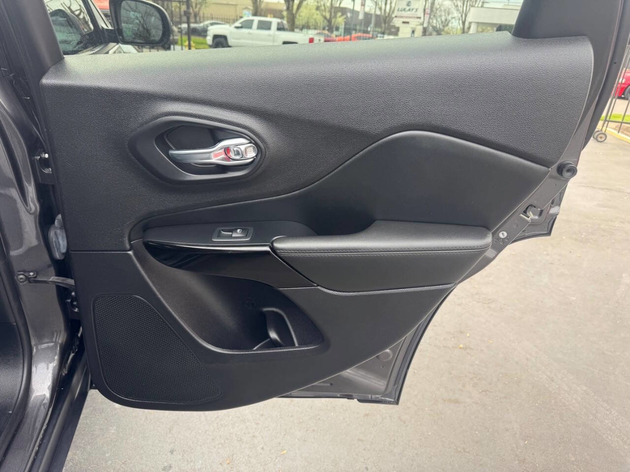 Used 2021 Jeep Cherokee Latitude Plus image 15