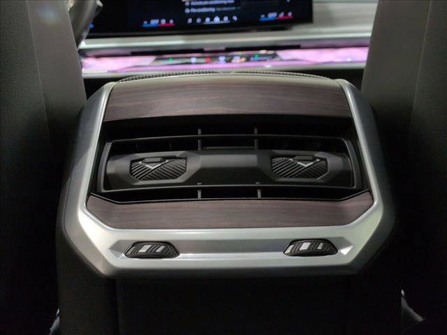 Used 2024 BMW 760i xDrive w/ Premium Package image 18