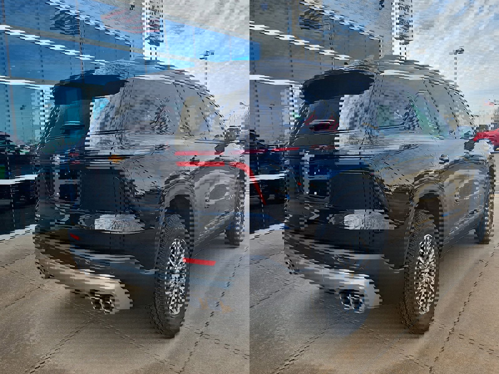 Used 2025 Chevrolet Traverse LT w/ Driver Confidence Package image 4