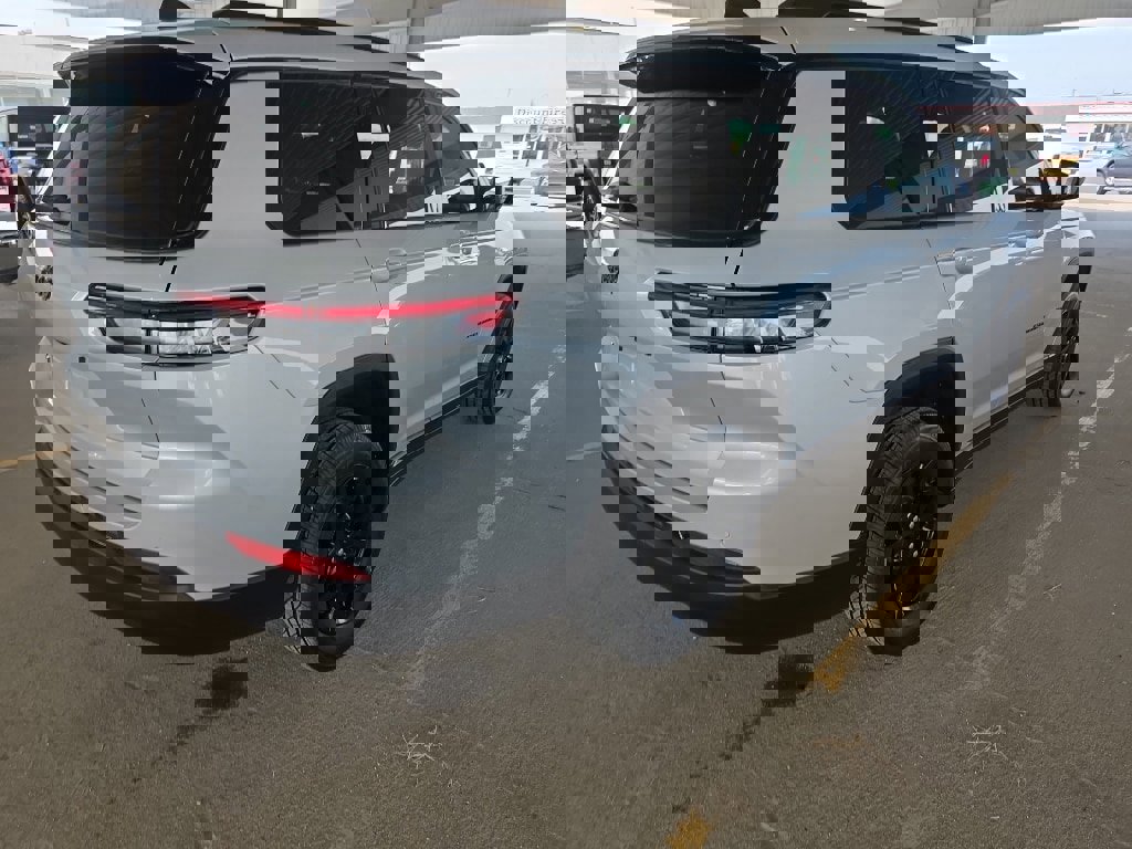 Used 2024 Jeep Grand Cherokee L Altitude image 5