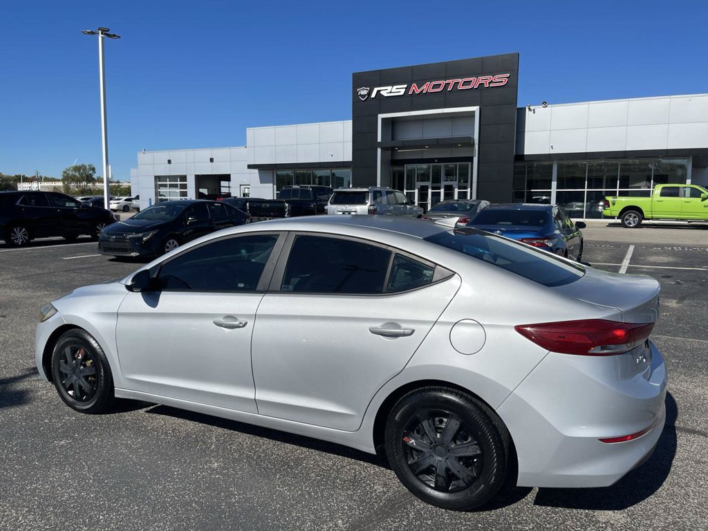 Used 2017 Hyundai Elantra SE FWD image 3
