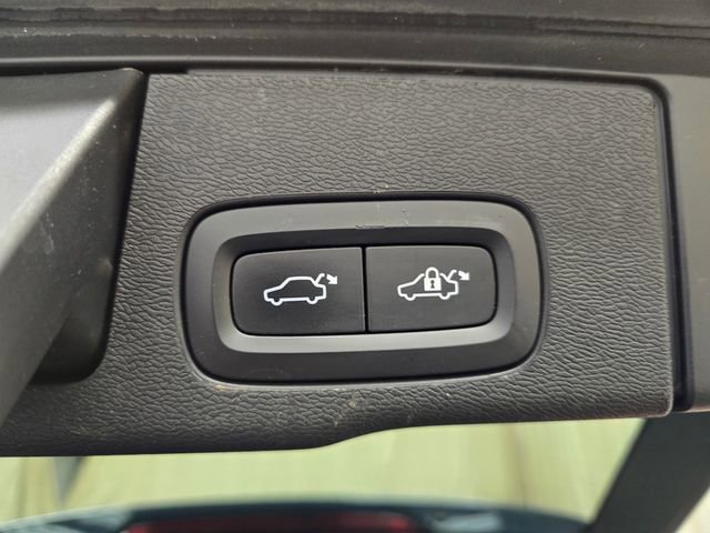 Used 2021 Volvo XC60 T5 Momentum image 32