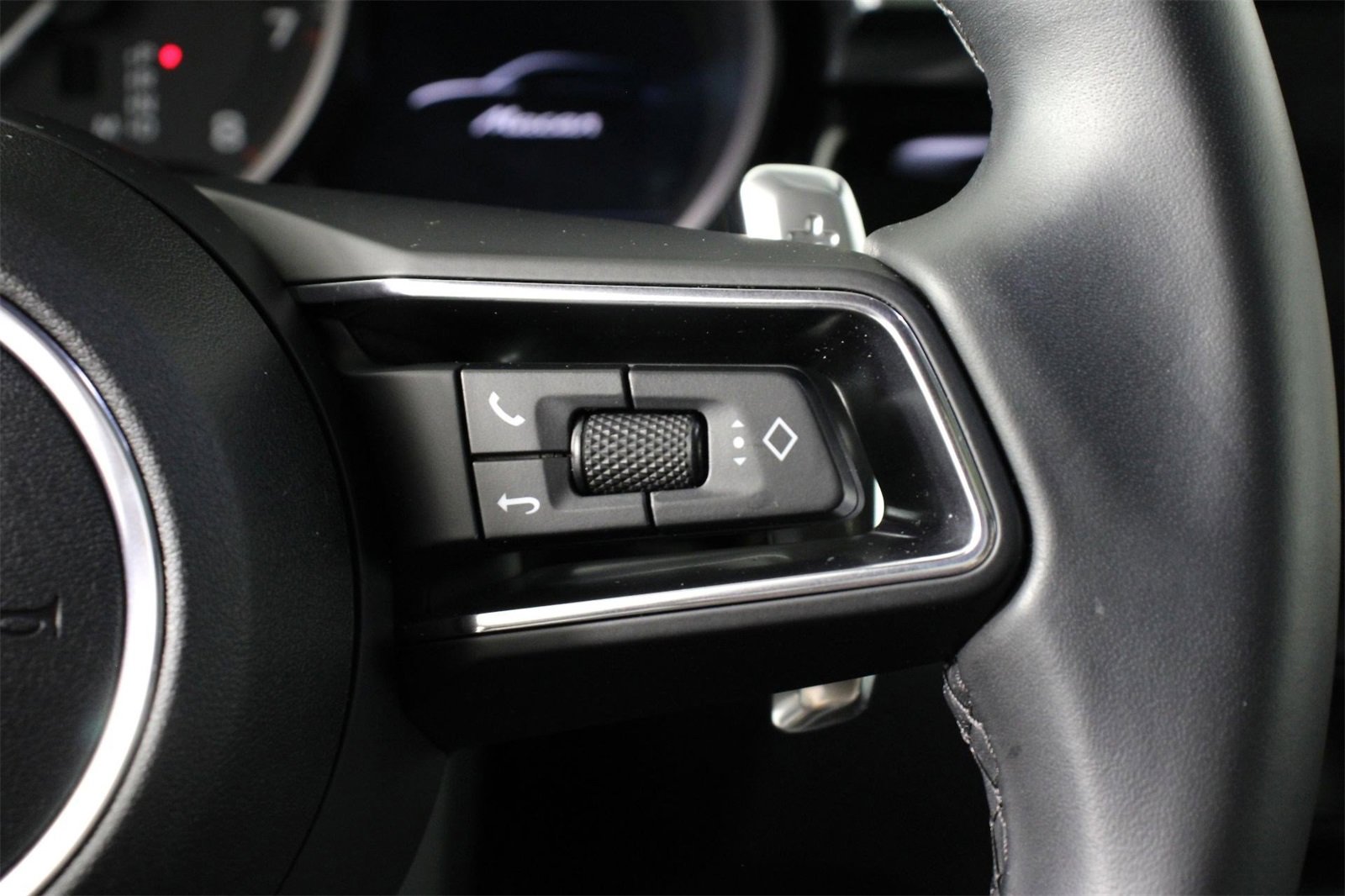 Used 2025 Porsche Macan image 15