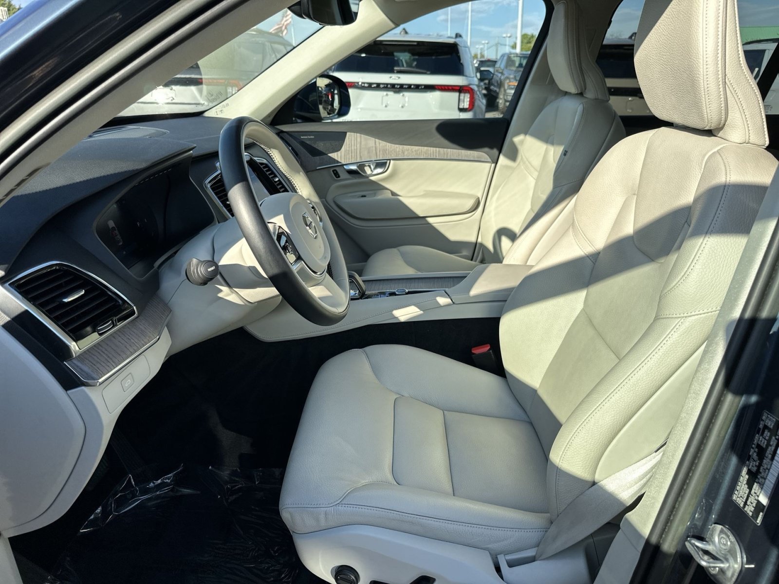Used 2023 Volvo XC90 B6 Plus w/ Protection Package AWD/4WD image 14