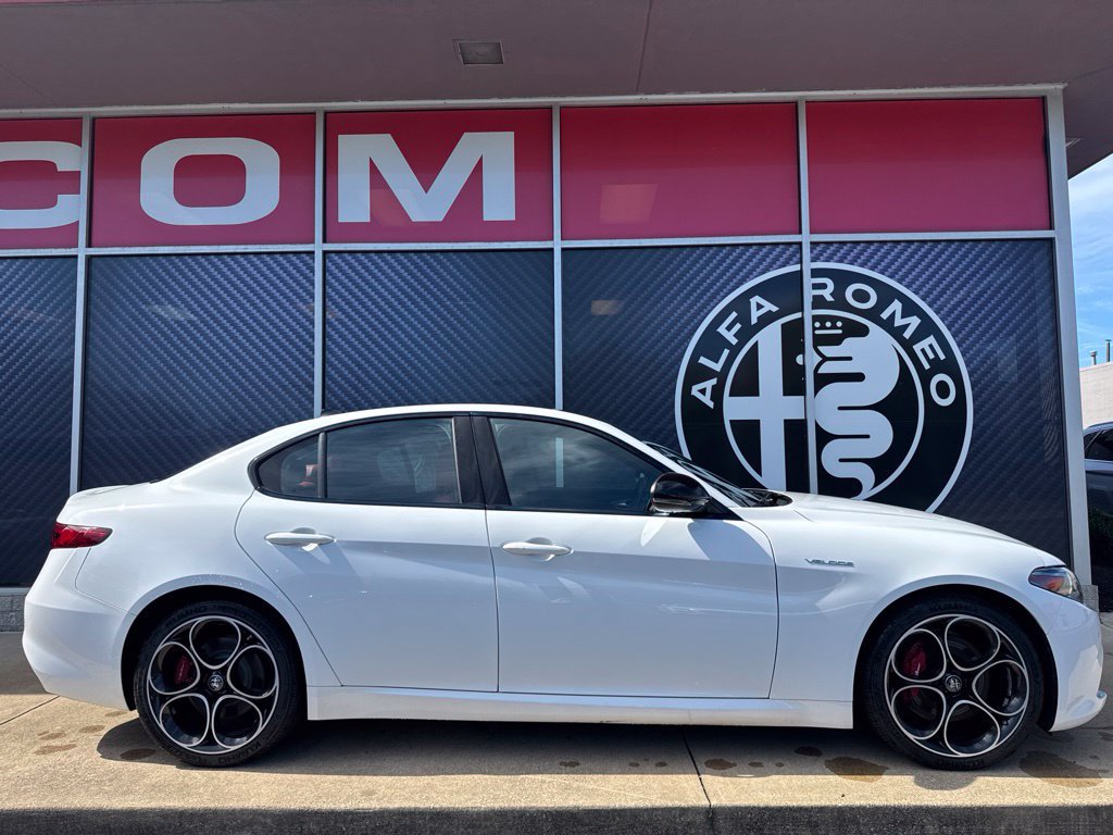 Used 2022 Alfa Romeo Giulia Veloce AWD/4WD image 4