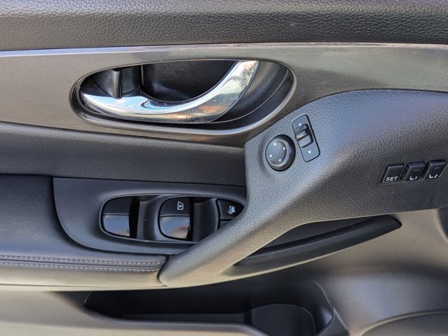 Used 2019 Nissan Rogue SV w/ Premium Package image 18