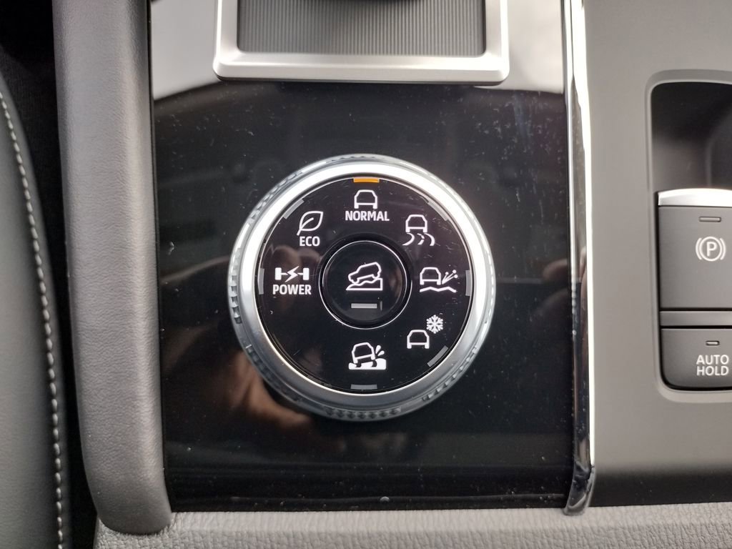 New 2025 Mitsubishi Outlander SE image 23