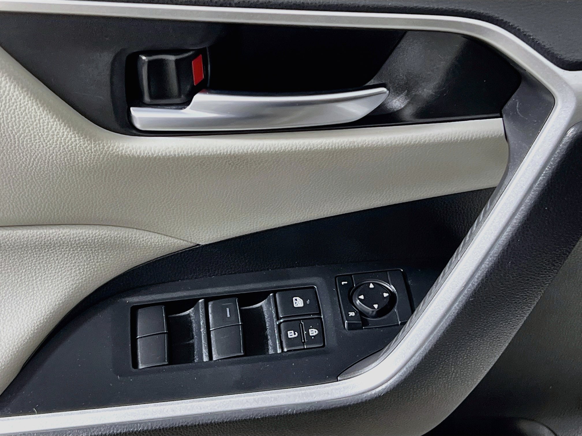 Used 2021 Toyota RAV4 XLE FWD image 17