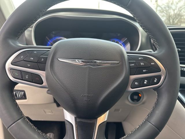 Used 2024 Chrysler Pacifica Touring-L image 17