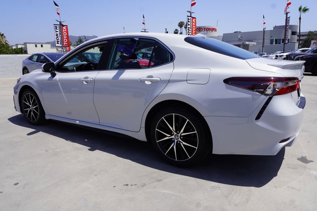 Used 2022 Toyota Camry SE w/ Convenience Package FWD image 5