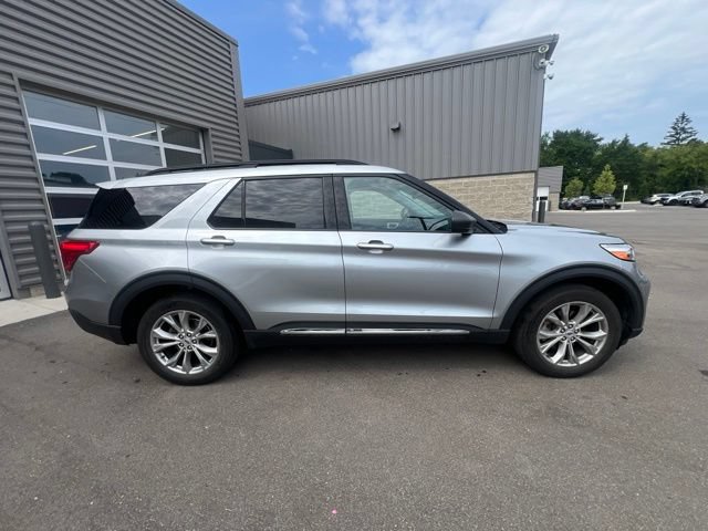 Used 2023 Ford Explorer XLT w/ Equipment Group 202A AWD/4WD image 4