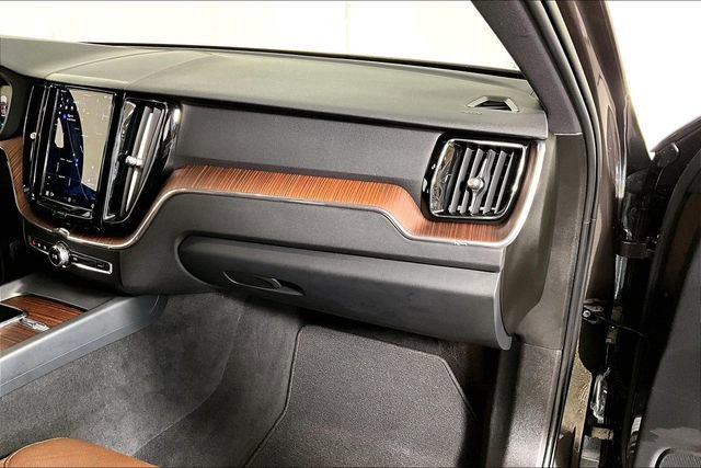 Used 2023 Volvo XC60 B5 Plus image 16