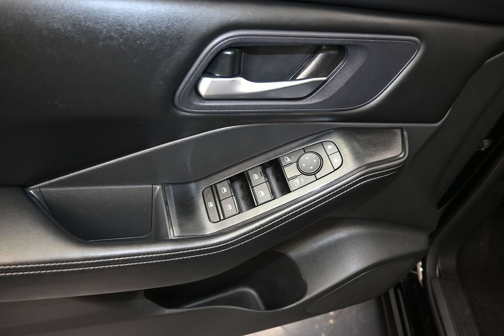 Used 2024 Nissan Rogue SV AWD/4WD image 11