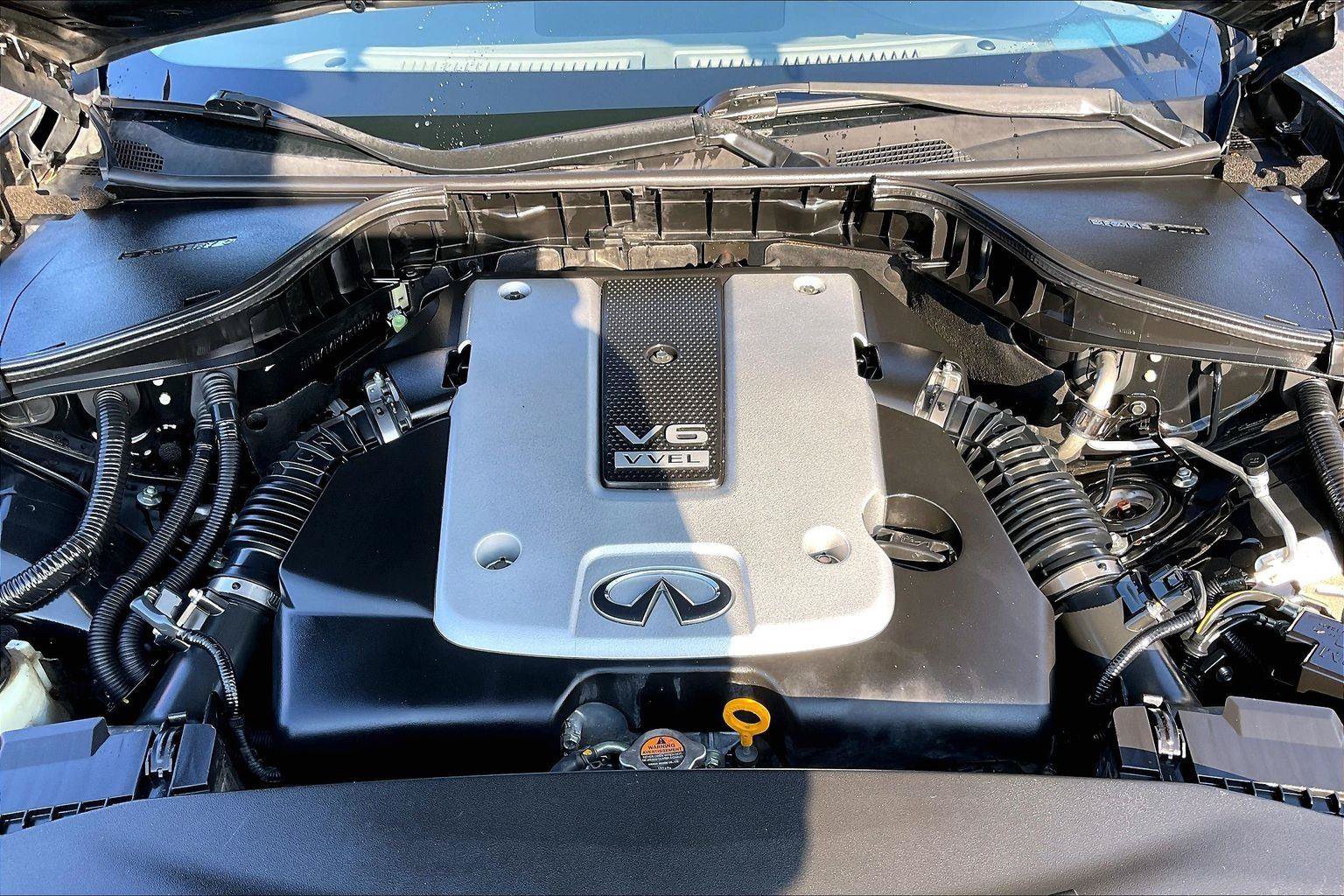 Used 2018 INFINITI Q70 Luxe w/ Cargo Package RWD image 11