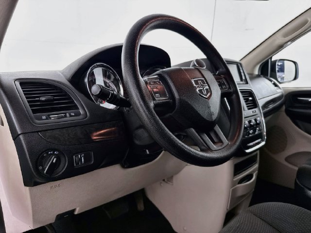 Used 2018 Dodge Grand Caravan SE w/ UConnect Hands-Free Group FWD image 19
