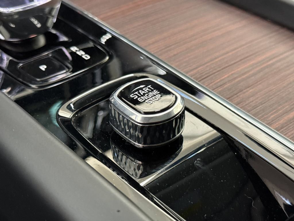 Certified 2023 Volvo XC60 B5 Ultimate AWD/4WD image 22