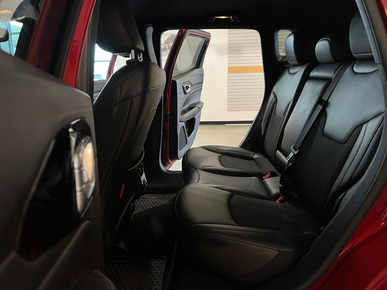 Used 2025 Jeep Compass Trailhawk AWD/4WD image 25