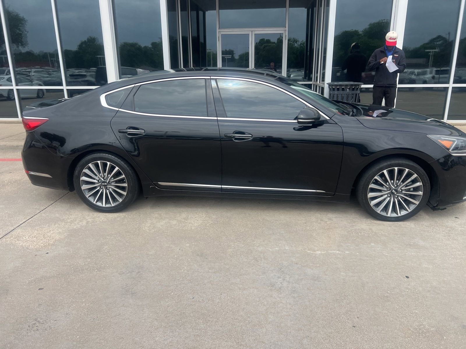 Used 2017 Kia Cadenza Premium w/ Luxury Package FWD image 5