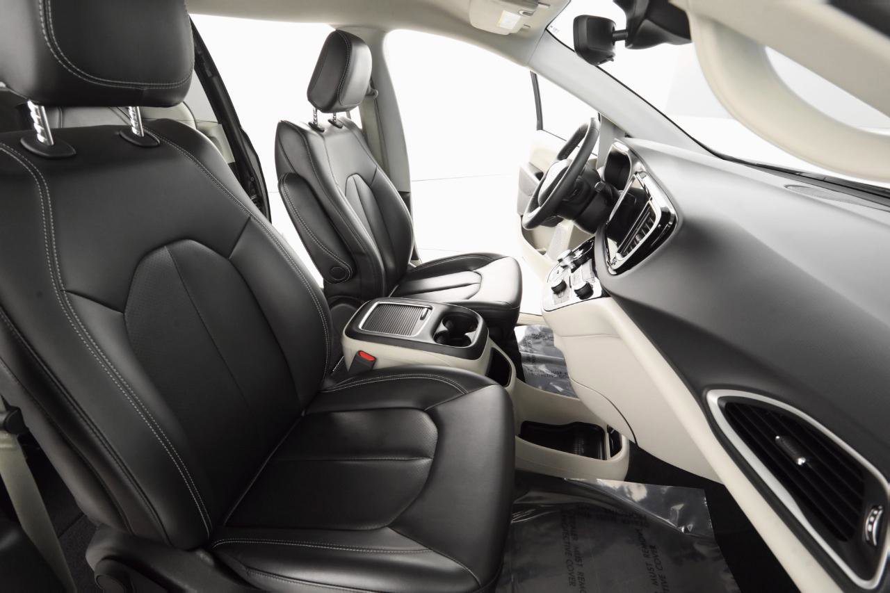 Used 2023 Chrysler Pacifica Touring-L image 27