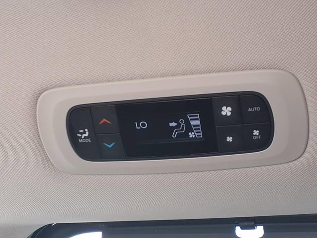 Used 2024 Chrysler Pacifica Touring-L FWD image 19