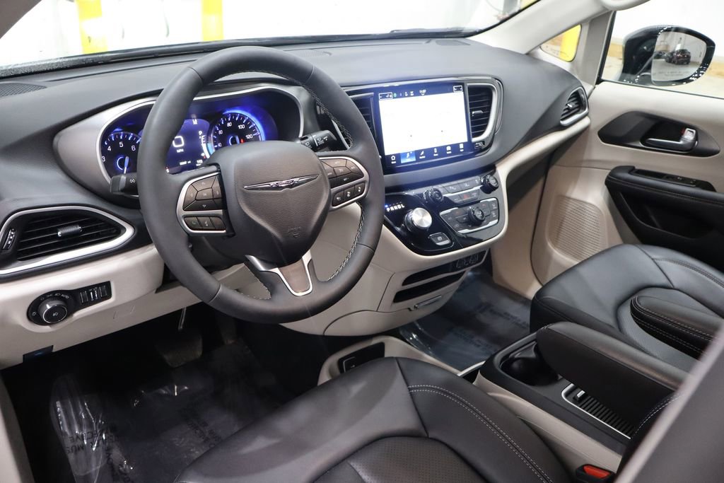 Used 2024 Chrysler Pacifica Touring-L image 22