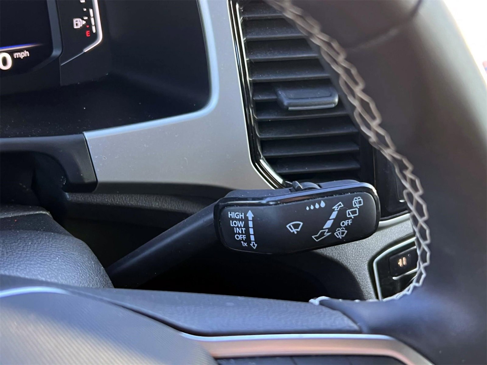 Used 2023 Volkswagen Atlas Cross Sport SE image 30