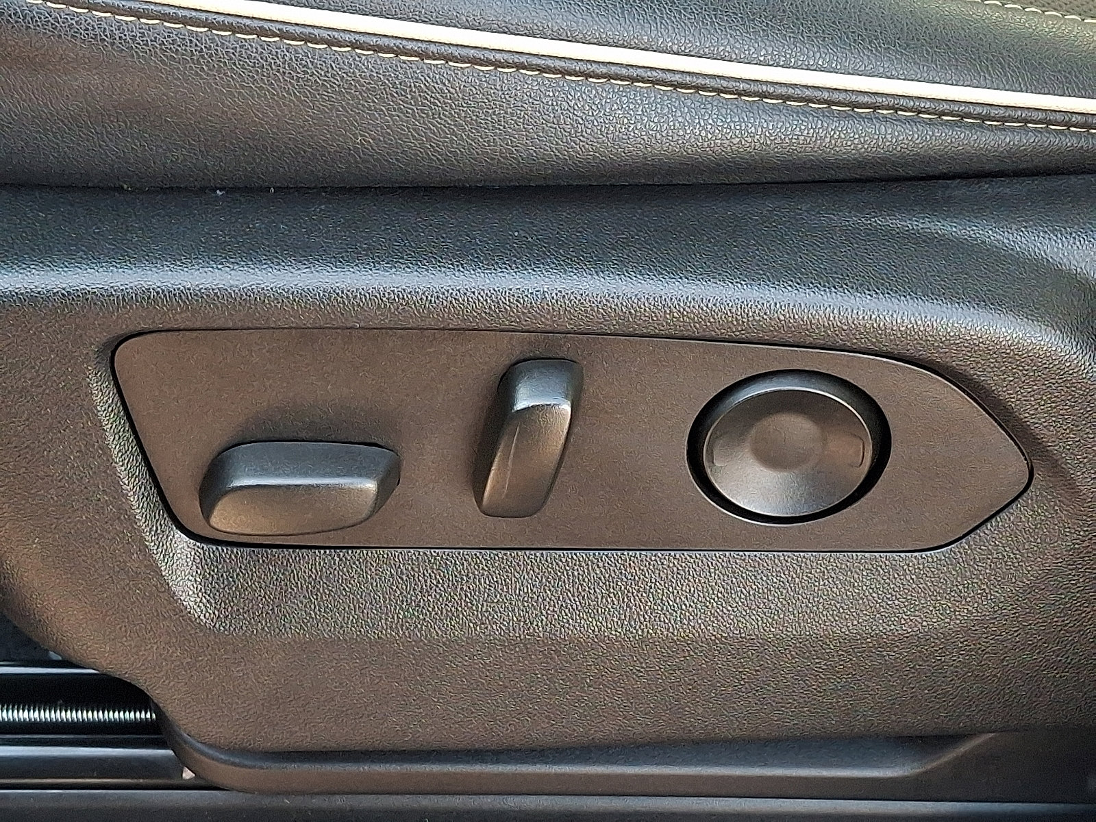 Used 2022 GMC Yukon SLT w/ SLT Premium Package image 26