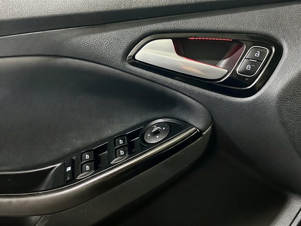 Used 2017 Ford Focus SEL FWD image 13