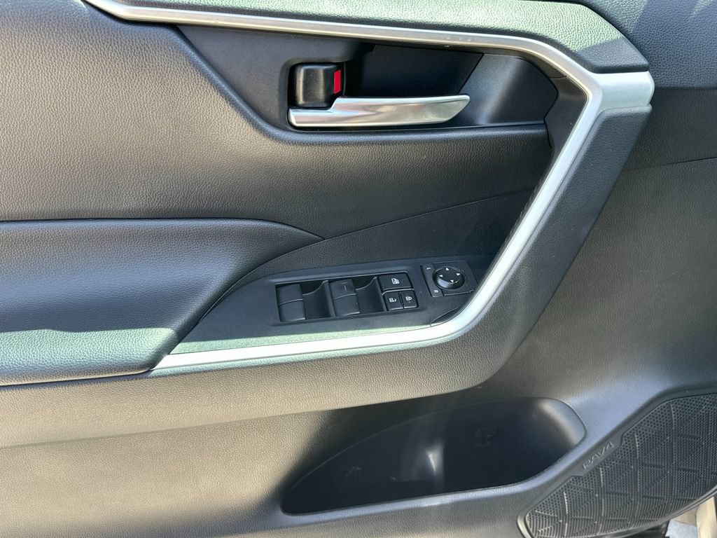 Used 2021 Toyota RAV4 XLE w/ Convenience Package FWD image 11