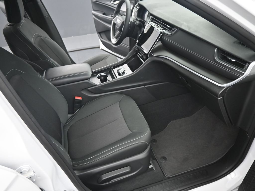 Used 2024 Jeep Grand Cherokee Laredo image 17