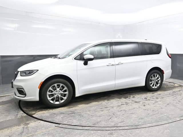 Used 2023 Chrysler Pacifica Touring-L image 3