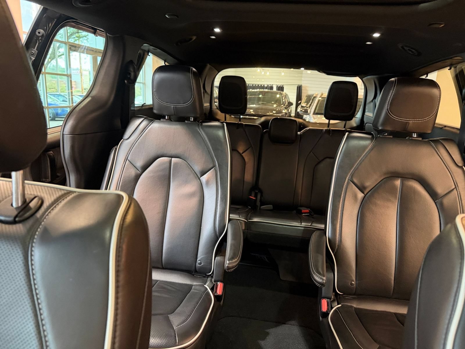 Used 2025 Chrysler Pacifica Limited FWD image 41