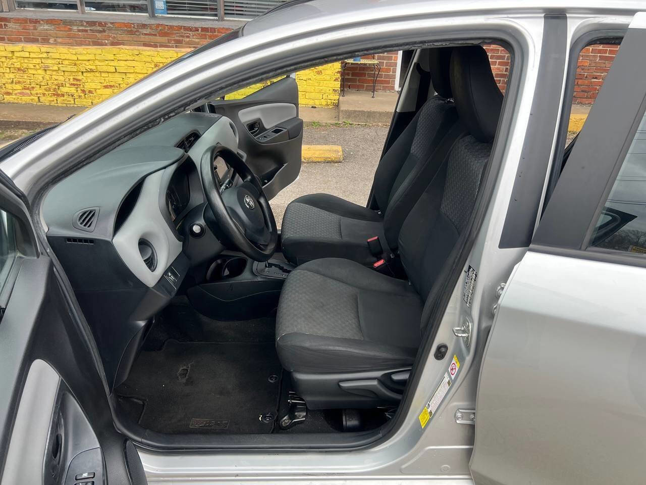 Used 2015 Toyota Yaris L image 10