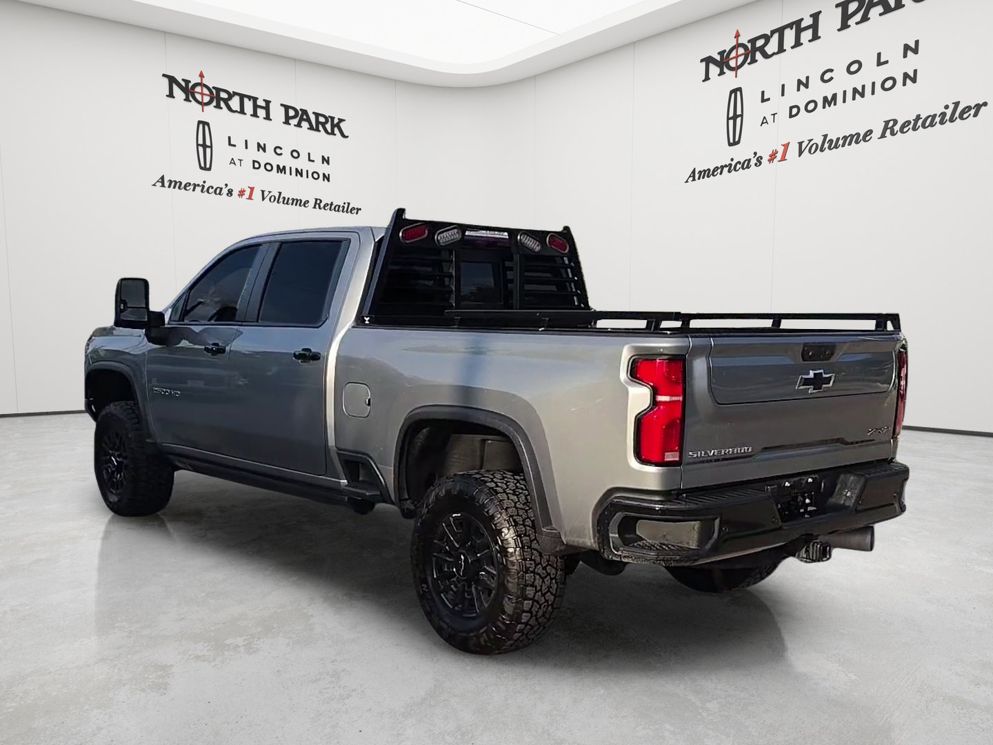 Used 2025 Chevrolet Silverado 2500 ZR2 w/ Technology Package AWD/4WD image 7