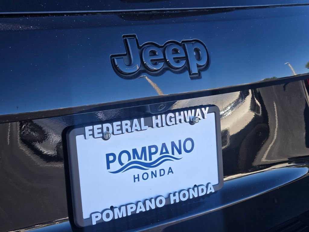 Used 2021 Jeep Grand Cherokee Laredo X image 8