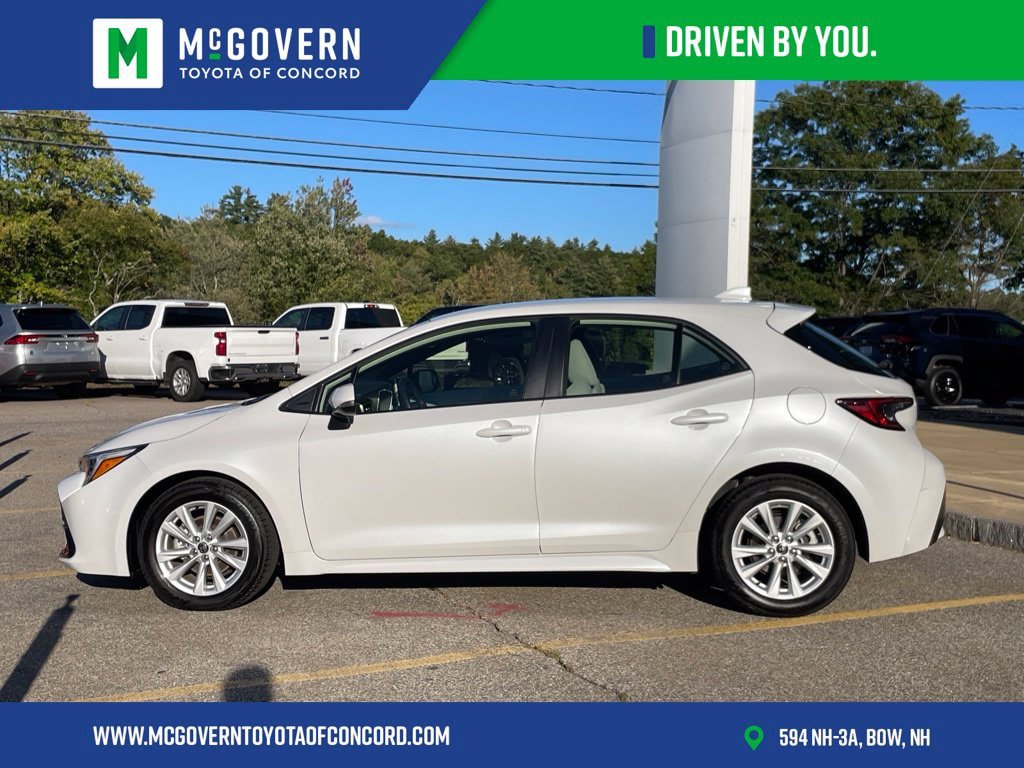 Used 2025 Toyota Corolla SE FWD image 2