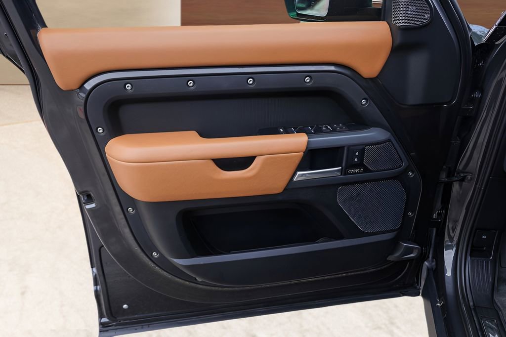 Used 2024 Land Rover Defender 110 X-Dynamic SE image 23