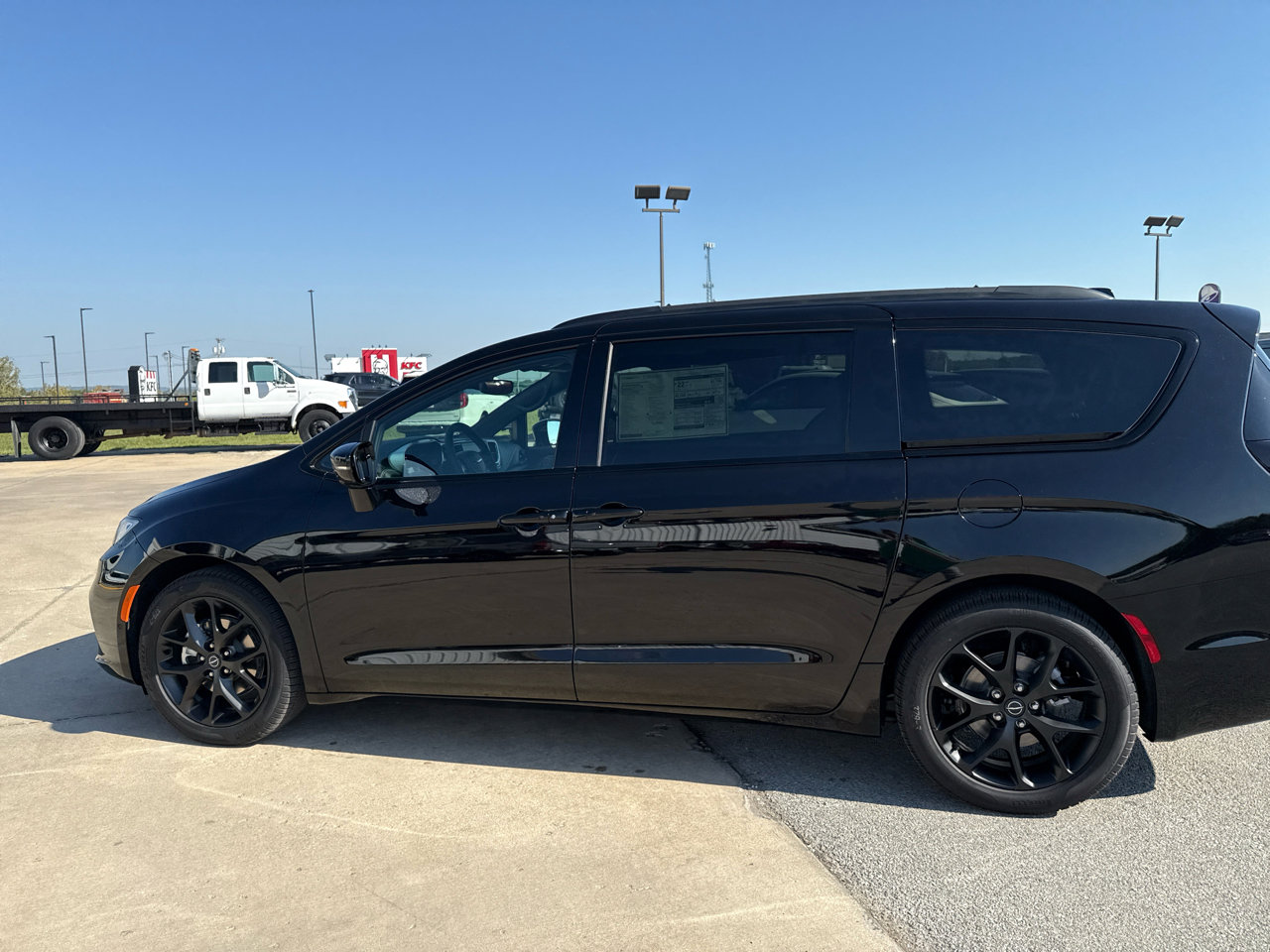 New 2026 Chrysler Pacifica Limited w/ S Appearance Package image 9