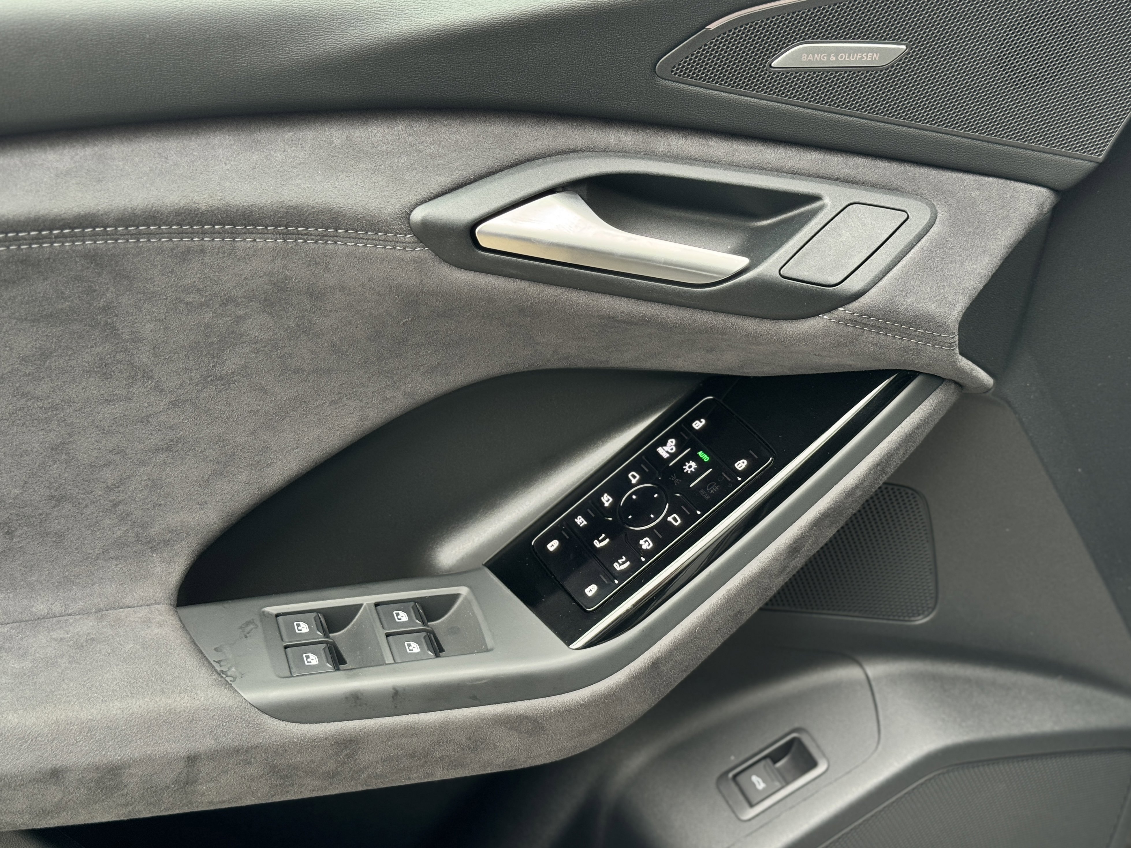 New 2025 Audi SQ6 e-tron Premium Plus image 17