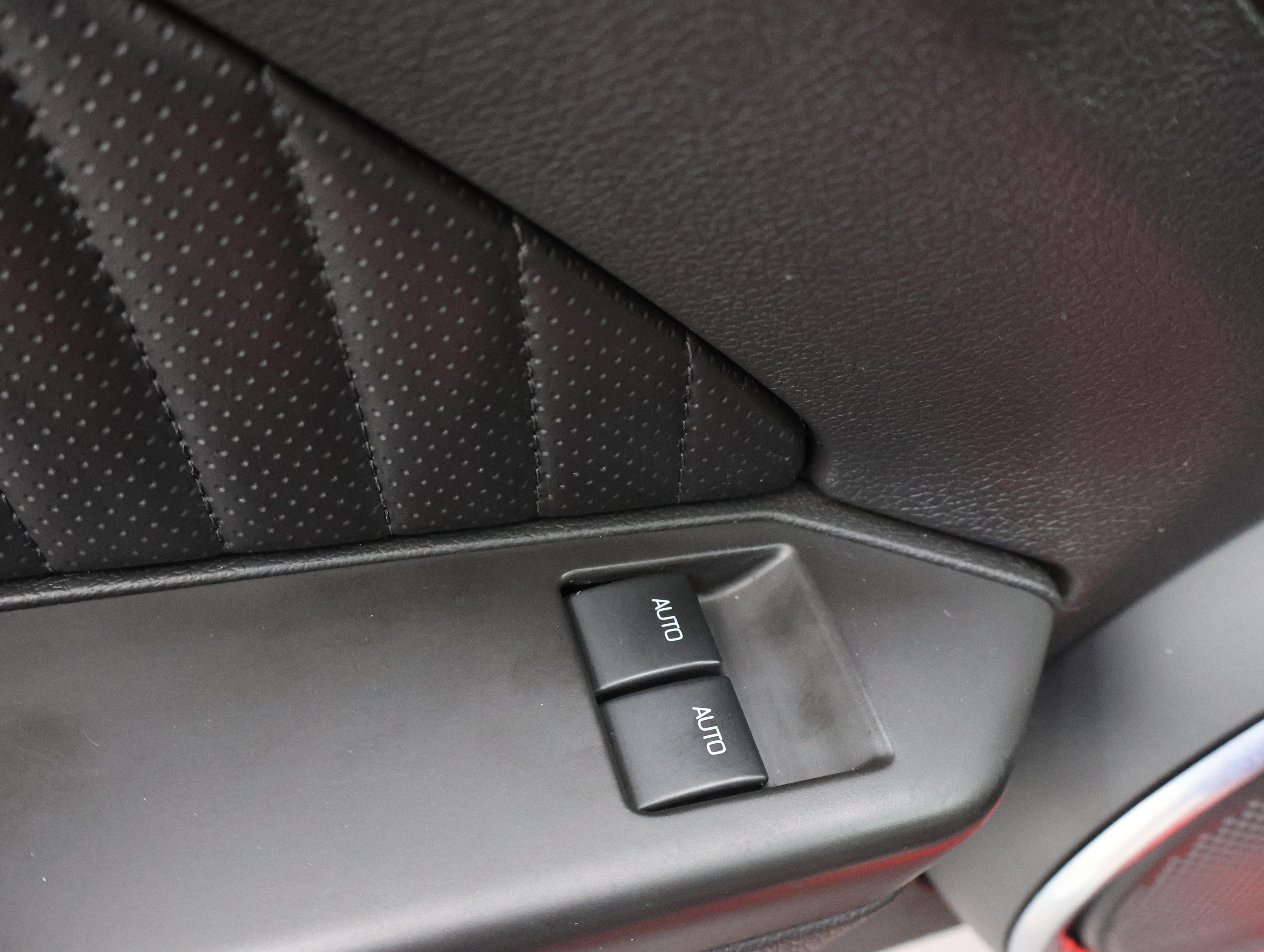 Used 2011 Ford Mustang Shelby GT500 RWD image 34