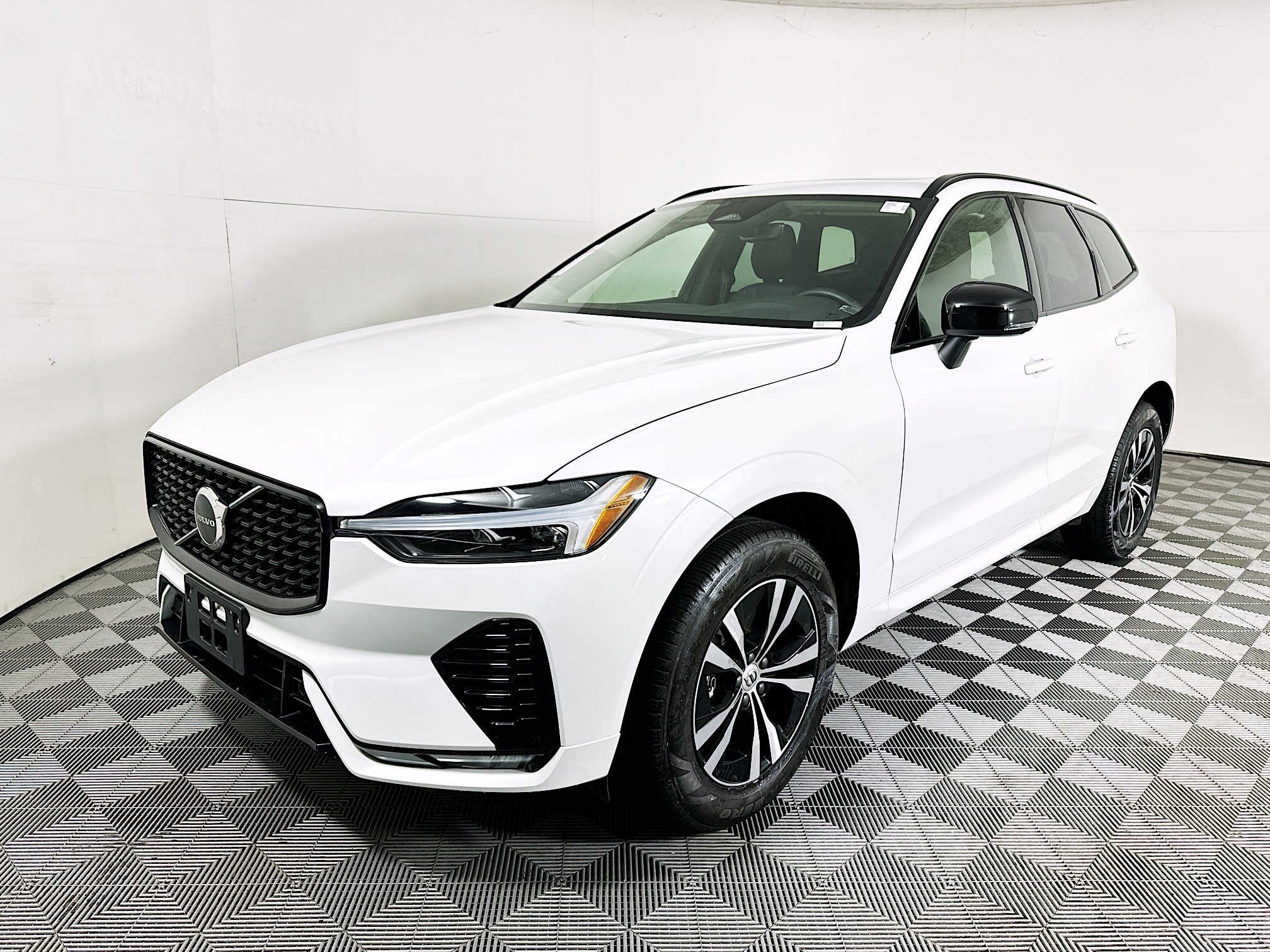 Used 2025 Volvo XC60 B5 Core image 7