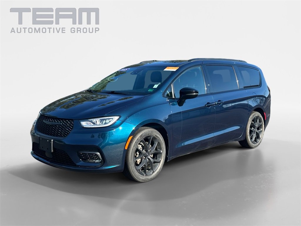 Certified 2025 Chrysler Pacifica Limited image 3