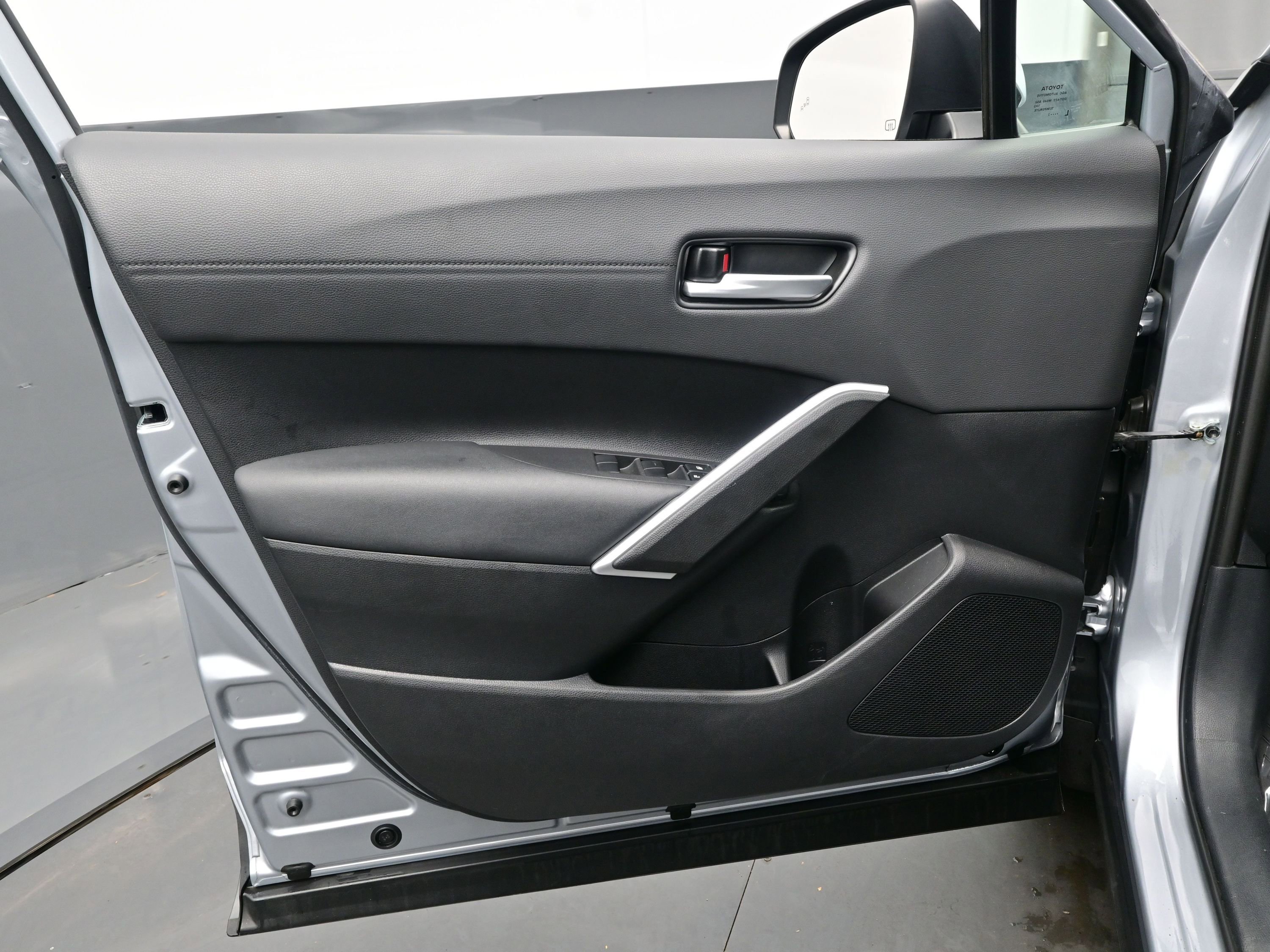 Used 2022 Toyota Corolla Cross XLE image 9