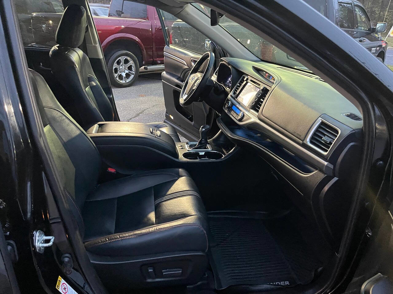 Used 2019 Toyota Highlander SE AWD/4WD image 35