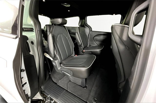 New 2026 Chrysler Pacifica Limited image 11
